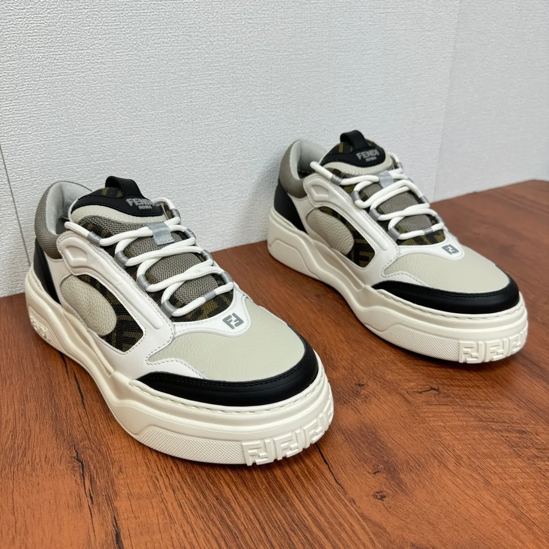 Batch 780 FENDI/FENDI Force men's sports shoes, new thick-soled lightweight lace-up low-top shoes at the counter, made of white full-grain leather and white and brown smooth leather, with padded elements. Brown FF jacquard and yellow technical fabric details. Lightweight, thick white sole with FF graphic details on the toe and heel. Main body of pebbled soft cowhide with Nappa calfskin. Contrasting color multiple composite splicing, extremely modern and youthful, webbing style lace-up hole design, multiple injection molded brand logo plastic modules on the toe, and embroidered FF logo on the side, heavy craftsmanship, full of details, super high quality control and fine workmanship! Full mesh breathable lining, ultra-light TPR foam rubber; molded outsole, lightweight and versatile, non-slip and wear-resistant! Comes with full packaging! Size: 39-40-41-42-43-44 Leather shoe size (can be customized, 38.45 cannot be returned or exchanged) Item number: 7E1728 black gray